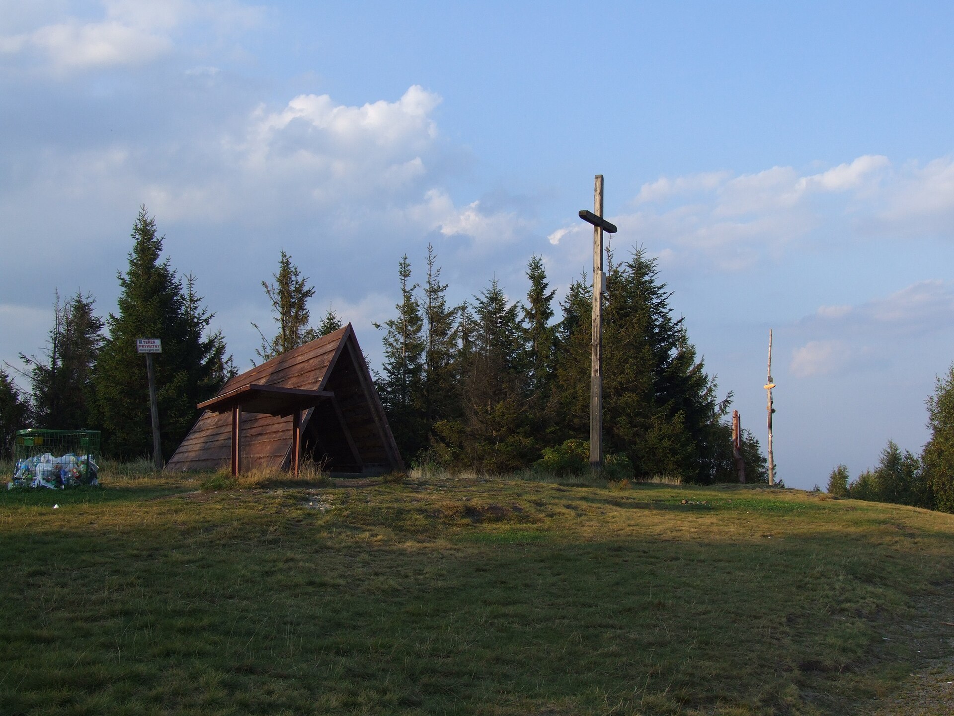 Fot. Wiata i krzyż na szczycie Leskowca - Wikipedia