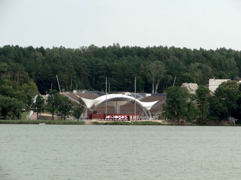 Fot. Leśniczówka Pranie i Amfiteatr w Mrągowie - Wikipedia