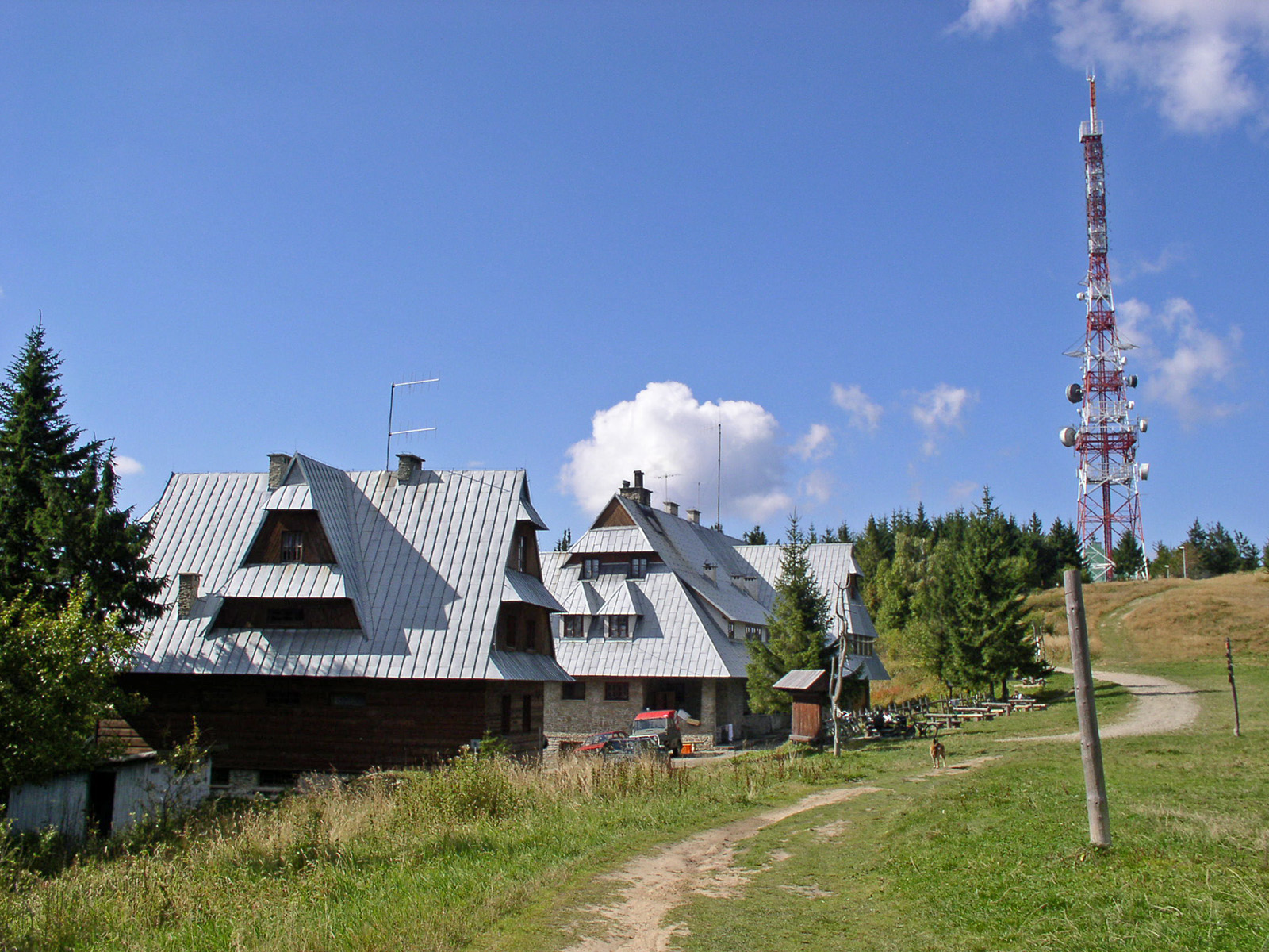 Fot. Schronisko PTTK i stacja przekaźnikowa na Przehybie - Wikipedia