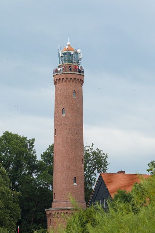Fot. Wieża Bismarcka w Świdwinie i latarnia morska w Gąskach - Wikipedia